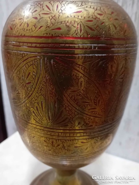 Kézzel vésett nagyméretű indiai réz váza piros festéssel