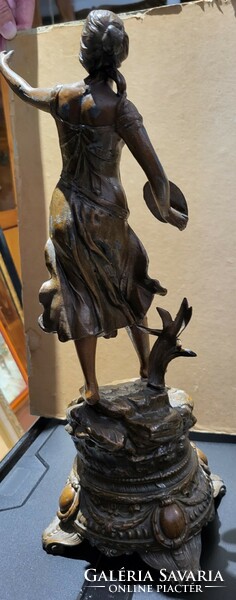 Bronze statue of a woman