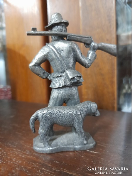 Part of the Dutch daalderop zinn/tin dog hunter sculpture, sculpture collection.
