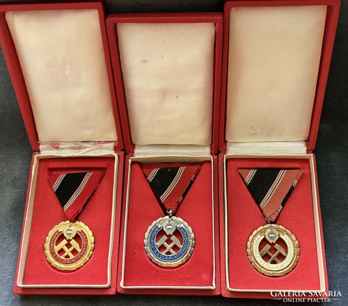 Miner's service medal gold, silver and bronze grades in box