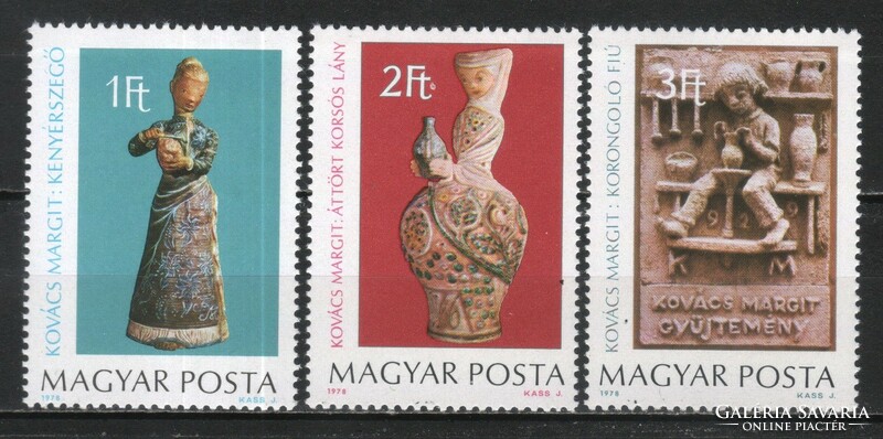 Magyar Postatiszta 4671 MBK 3298-3300  Kat. ár  200 Ft.