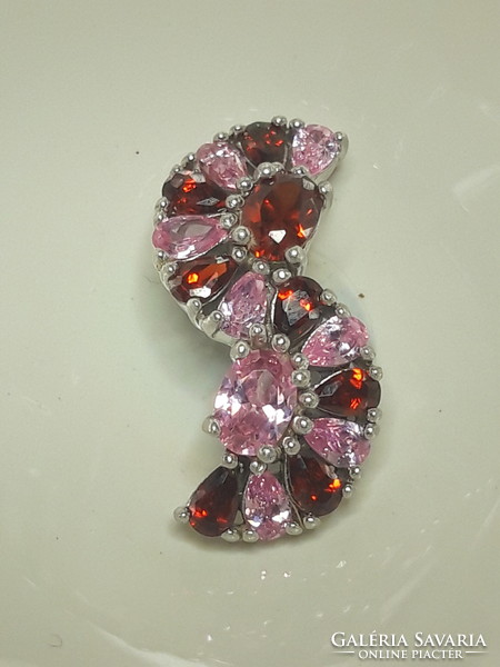 "S"- alakú ezüst medál - rózsaszín és vörös kövekkel díszített