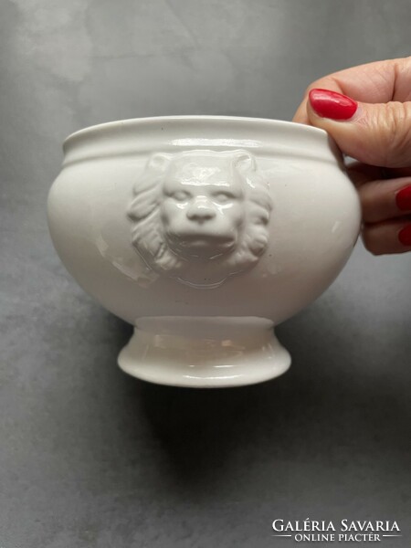Soup cup with lion's head and bear's head