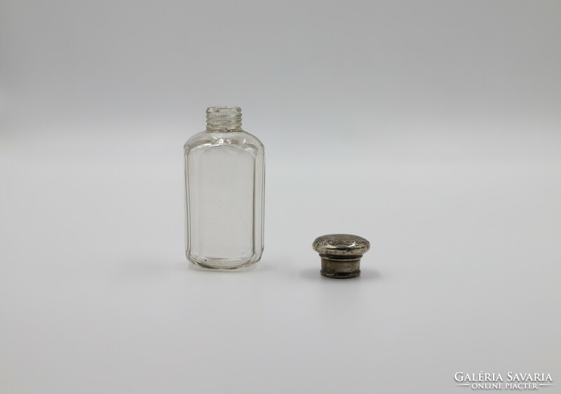 Ezüst kupakos parfümös üveg