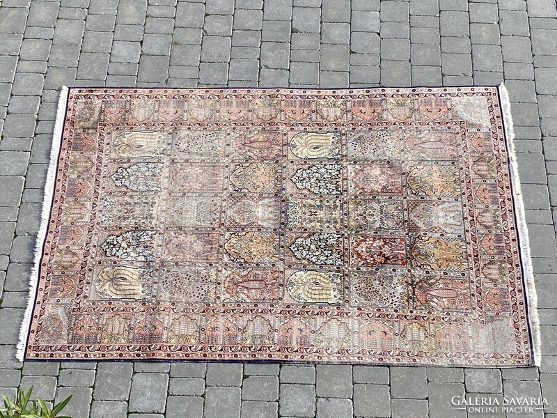 Silk hand-knotted carpet 285x185cm