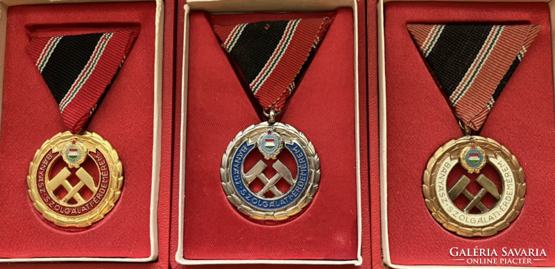 Miner's service medal gold, silver and bronze grades in box