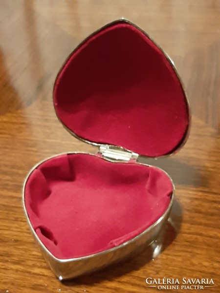 Szív alakú ezüstözött ékszerdoboz belül plüss béléssel