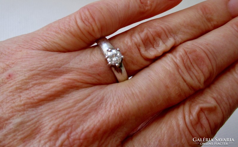 A beautiful silver engagement ring with a 0.85ct moissanite diamond