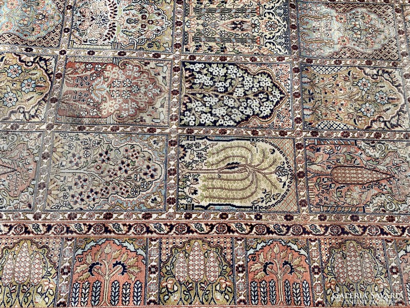 Silk hand-knotted carpet 285x185cm