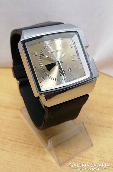 Fashionable men's wristwatch with Diesel brand wide rubber buckle.
