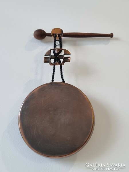 Régi réz/rezezett iparművészeti gong/falidísz fa ütővel
