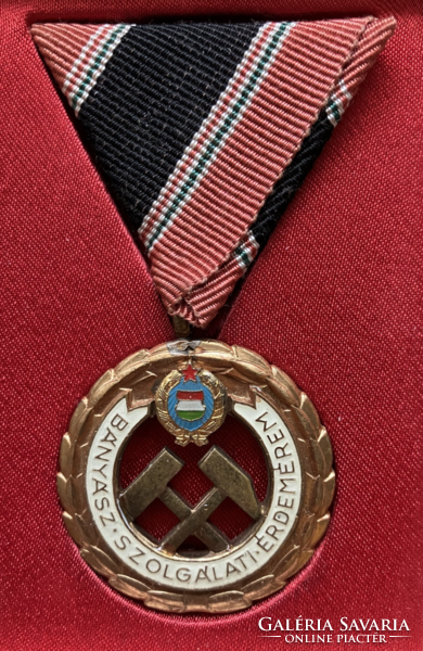 Miner's service medal gold, silver and bronze grades in box