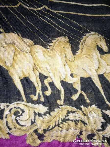 Óriás női kendő istennővel és lovakkal, Art of Scart nagy stóla lovas mintával
