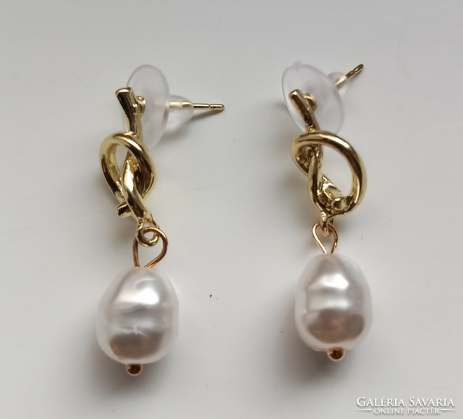 Gold-plated pearl earrings.