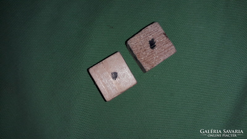 Antik nagyobbacska kézi készítésű fa dobókocka pár 2 db EGYBEN a képek szerint