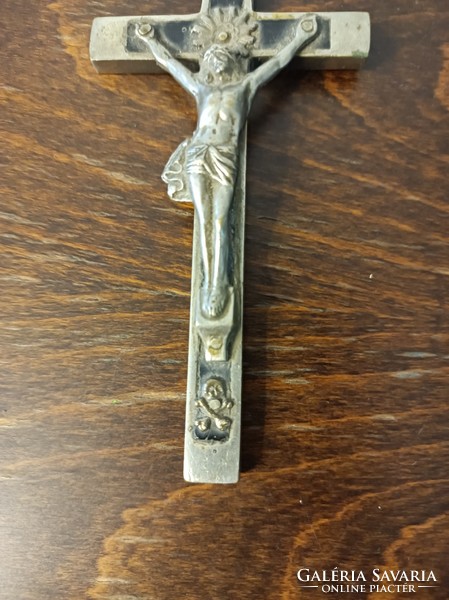 Wall-hanging crucifix/cross, made of metal.