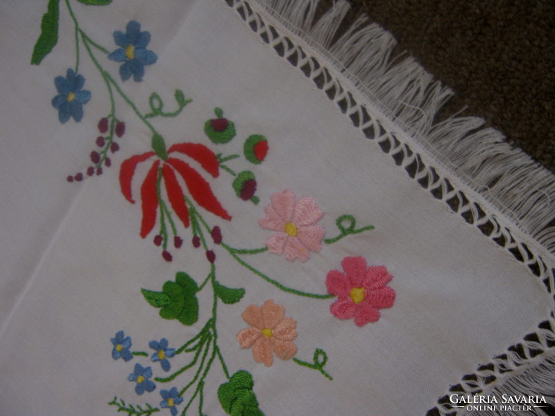 Embroidered Kalocsa runner tablecloth
