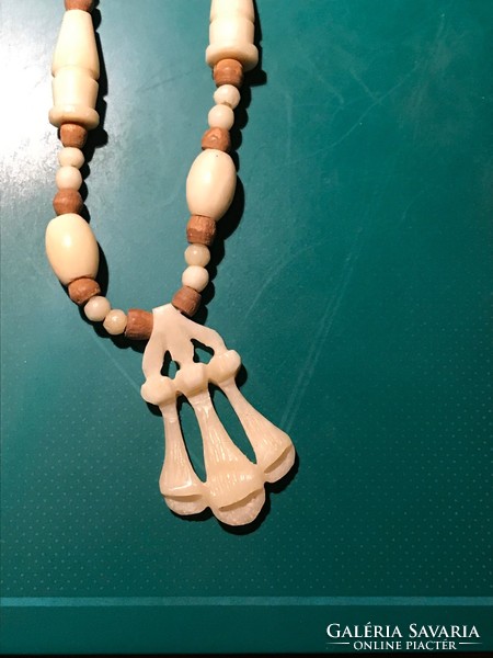 Bizsu necklace carved. Probably bone-elephant with figural decoration. With a lock. 64 cm long