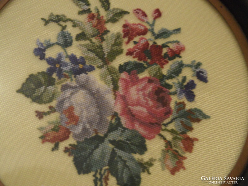 Tűgobelin rózsa hímzés réz keretben, asztalközép