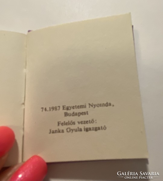 138. számú sorszámozott példány Divatképek a régmúltból 1987.