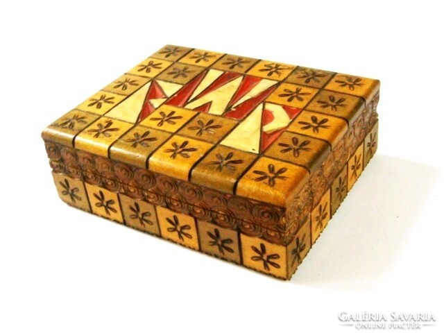 Inlaid wooden cigarette holder, offering storage box w.F. P. With carving