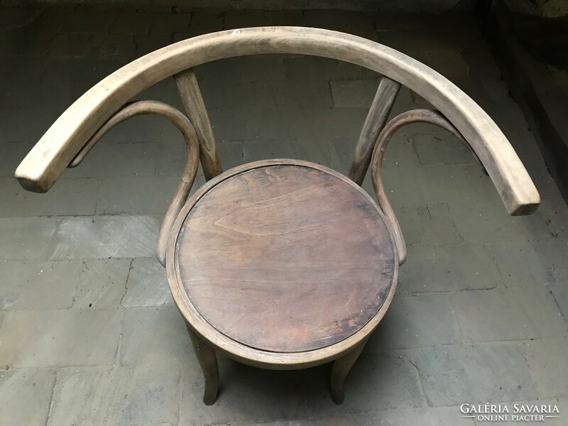 Thonet stílusjegyekkel / vélhetően a Debreceni Gőrfűrész gyár terméke/Hajlított karfás szék.
