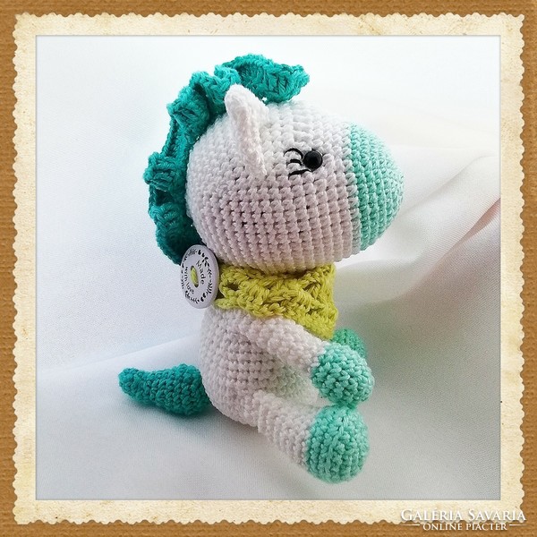 Toby a mágikus mini paci - horgolt amigurumi lovacska