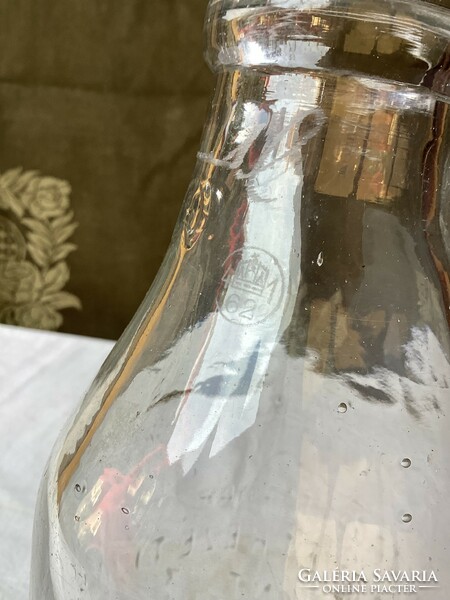 Egy literes antik tejes üveg.