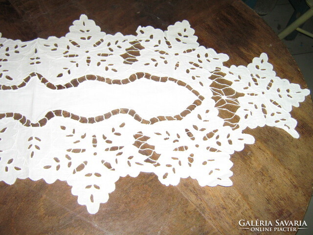Gyönyörű különleges fehér madeira hímzett terítő