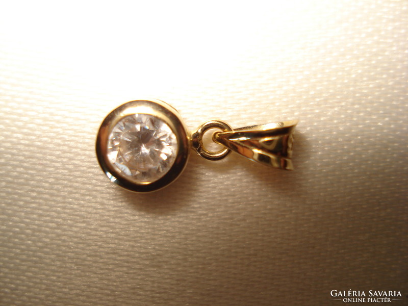 Gold pendant with zirconia stone.