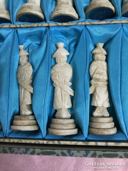 Kínai csont  faragott sakk készlet eredeti selyem dobozával és táblával