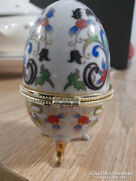 Porcelain egg-shaped jewelry holder