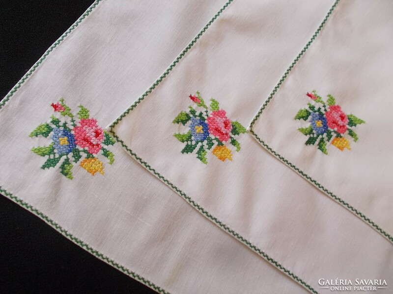 3 Pcs. Beautiful embroidered napkin. 27X27 cm