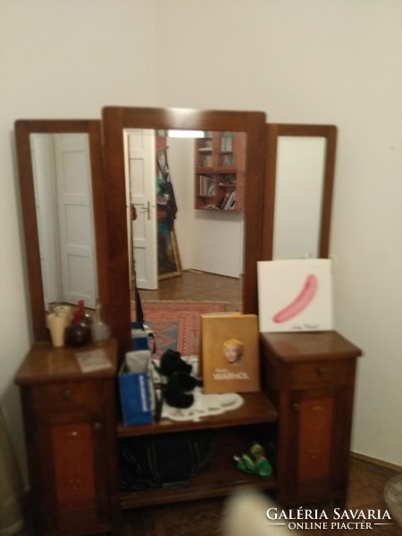 Dressing table with three-part winged mirror xx. No. Beginning