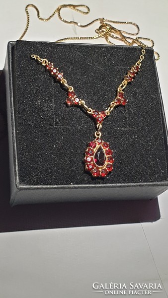 Beautiful neck with blue garnet stones!