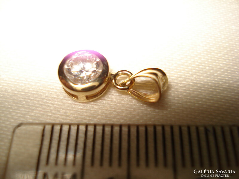 Gold pendant with zirconia stone.