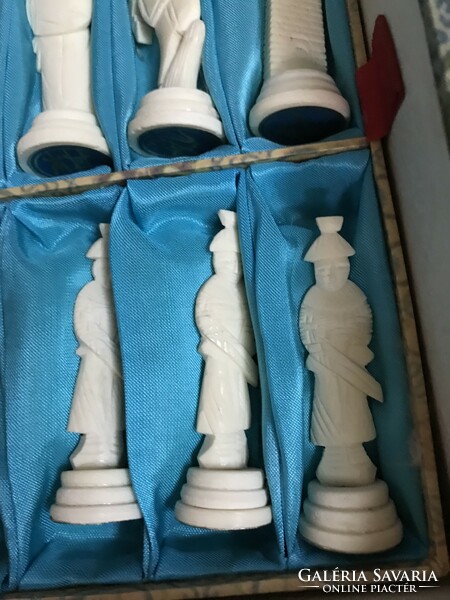 Kínai csont  faragott sakk készlet eredeti selyem dobozával és táblával