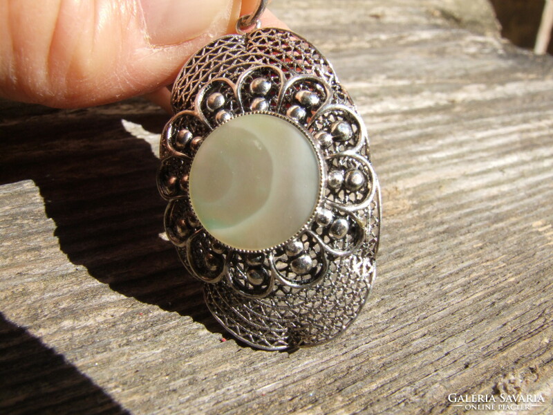 Pendant with mother of pearl (200925)