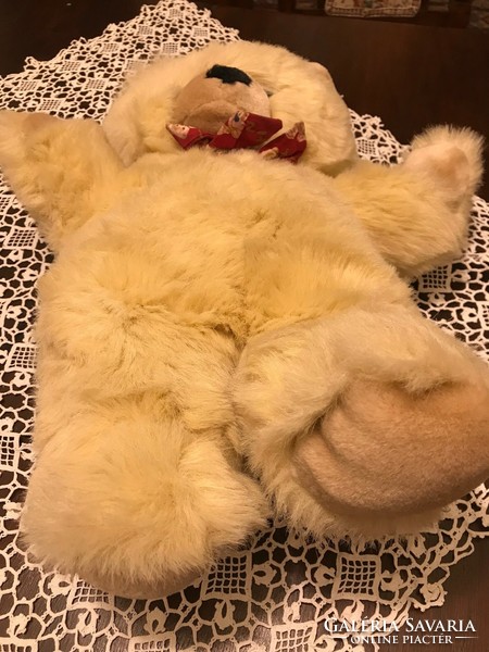 A huge, very soft teddy bear. 50 cm high and 28 cm wide. New, flawless. Keel toy company England