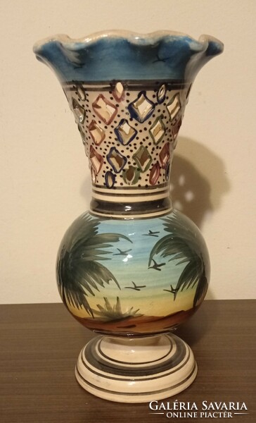 Kerámia váza, nyakánál áttört, sivatagi, pálmafás kézi festésű,  29 cm