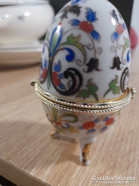 Porcelain egg-shaped jewelry holder