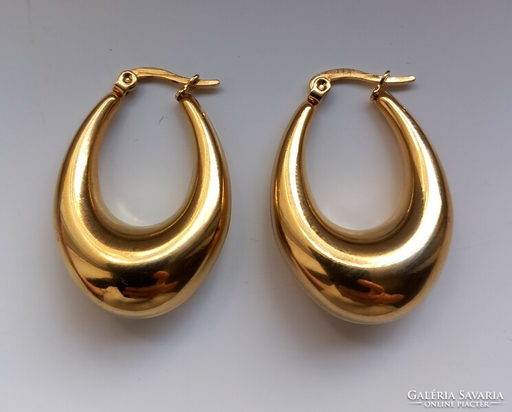 18Kt..Gold-plated hoop earrings.