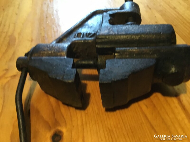 Vise- cast iron, 40, well maintained, from the legacy of a handyman