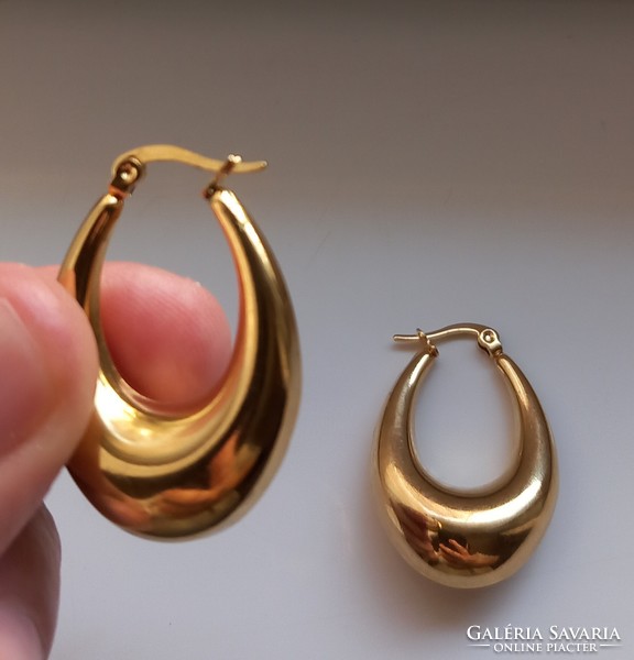 18Kt..Gold-plated hoop earrings.