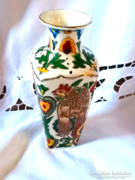 Károlyné Istókovics (maca) is a unique vase of the Zsolnay factory painter