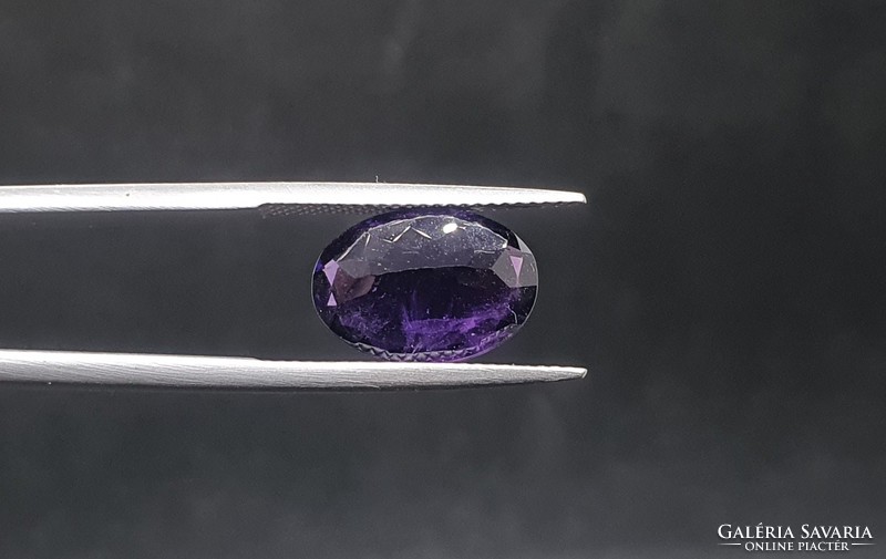 Deep purple amethyst oval cut 4.90 Carats. With certification.