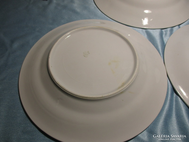 1 zsolnay deep and 2 flat plates