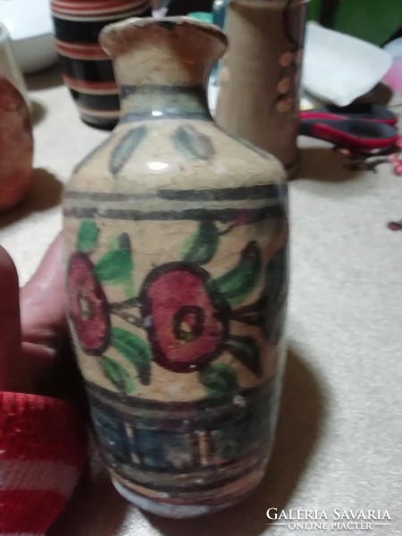 Nagyon régi váza a képeken látható állapotban 16.5 cm