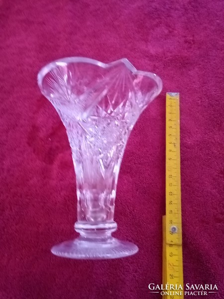Csiszolt üveg kristály váza talpas kehely forma