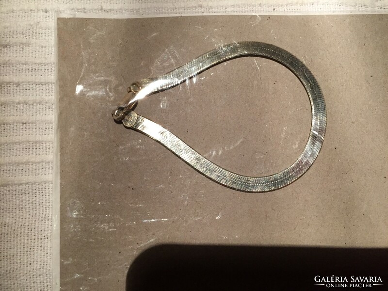 Ezüst, meandermintás lapos, széles kígyó karkötő, jelzett, 19 cm, 5,8 gramm  (GYFD)